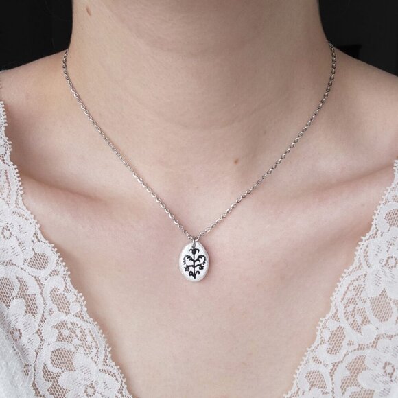 Iridescent Victorian Goth necklace with a small silver chain - Picture 1 of 7